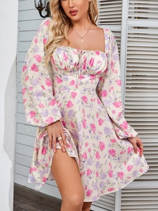 Detailansicht des quadratischen Ausschnitts und Blumenmusters am A-Linien-Kleid