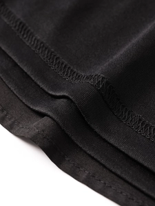 Gros plan détaillé des coutures de tissu tricoté noir et des textures superposées
