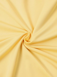 Détail macro du tissu à côtes jaune clair avec texture de tricotage verticale douce