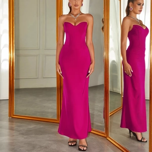 Élégante robe de soirée bustier fuchsia satinée avec coupe sirène et fente avant