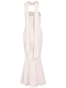 Détail d'une robe sirène blanche élégante en soie de lait avec licou et dos nu chic