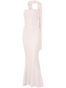 Détail d'une robe de soirée blanche élégante avec un foulard drapé sur le côté du cou
