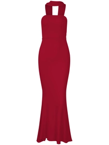 Robe longue rouge foncé avec col licou et coupe sirène ajustée sur fond blanc pur