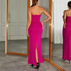 Robe longue bustier magenta avec fente arrière et fermeture éclair sur un mannequin