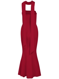 Détail de la robe sirène dos nu rouge foncé avec de longs rubans et une coupe moulante