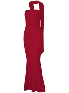 Détail d'une robe bustier rouge foncé avec décolleté licou et coupe sirène élégante
