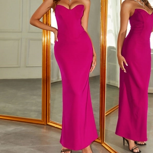 Robe longue bustier rouge rose élégante avec coupe sirène vue de face et de dos au miroir