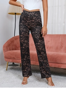 Détails de ce pantalon en dentelle taille haute avec des textures florales noires