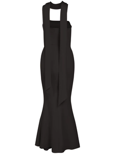 Détail de robe sirène noire dos nu avec de longs rubans élégants noués au cou