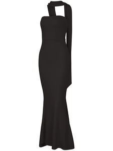 Détail d'une robe de soirée noire chic à une épaule avec écharpe au cou et coupe sirène élégante