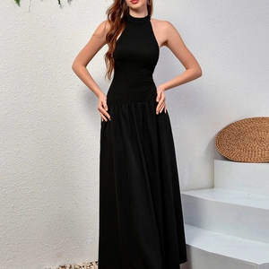 Robe longue élégante en maille noire à licou dos nu avec coupe trapèze plissée ajustée
