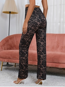 Vue arrière du pantalon en dentelle florale noire à taille haute avec doublure opaque