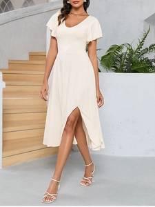 Détail de la robe beige à col en V, manches volantées et fente latérale haute
