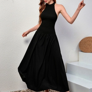 Élégante robe longue en maille dos nu noire avec coupe ajustée sexy et jupe plissée en ligne A