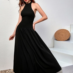 Robe longue noire dos nu en maille avec bustier smocké et jupe évasée élégante