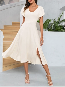 Détail d'une robe mi-longue beige avec décolleté en V et manches courtes à volants