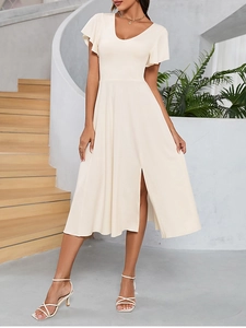 Détail d'une robe midi blanc cassé avec manches à volants et fente latérale haute