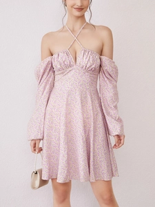Detail eines Blumen-Halterkleides mit Cut-Out-Schultern und rosa Blütenmustern