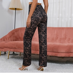 Pantalon femme taille haute évasé en dentelle noire ajourée pour un look chic et mince