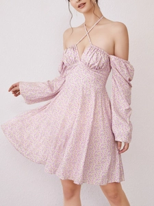 Detail eines rosa Blumenkleides mit Neckholder, Kreuzkragen und langen Puffärmeln