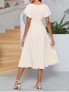 Détail d'une robe crème dos nu élégante avec manches à volants et lien de serrage à la taille