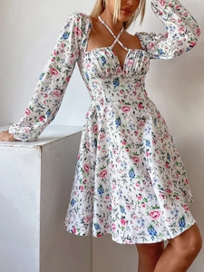 Detail von Herz-Ausschnitt und Halfter-Trägern an weißem A-Linien-Kleid mit Blumenmuster