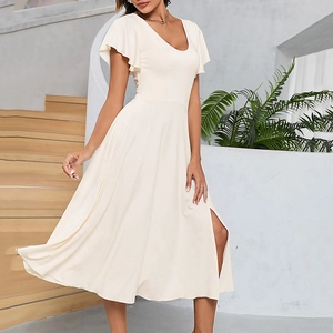 Robe longue beige élégante en soie de lait avec col en V, manches à volants et fente latérale
