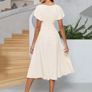 Robe longue élégante en soie de lait avec dos en V profond et manches à volants beige