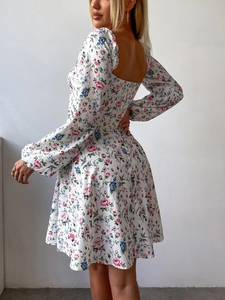 Detailansicht des rosa Rosendrucks am rückenfreien Kleid mit Laternenärmeln und A-Linie