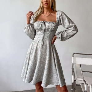 Florales A-Linien-Kleid mit Karree-Ausschnitt, langen Puffärmeln und Taillenband in Blau