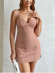 Détail d'une mini robe moulante rose poudré avec bonnets bustier et coutures verticales