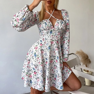 Minikleid mit Blumendruck, langen Ärmeln, Halfter-Ausschnitt und A-Linien-Schnitt
