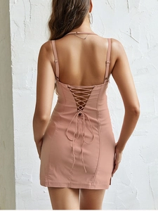 Détail du laçage croisé dans le dos de cette robe courte en tulle rose poudré