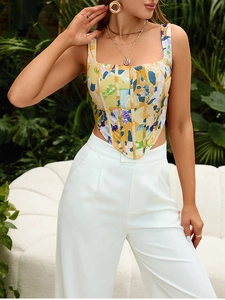 Détail d'un haut corset à fleurs porté avec un pantalon large blanc sur un modèle