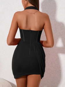 Vue arrière de la robe courte dos nu noire avec taille corsetée et détails plissés