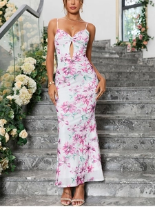Dettaglio di un abito in mesh floreale con nodo cut-out sul davanti e spalline sottili