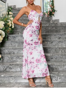 Dettaglio dell'abito lungo in mesh a fiori con design cut-out e schiena scoperta
