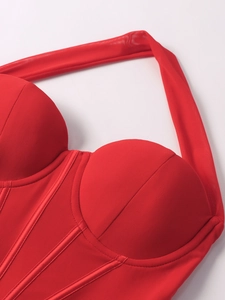 Détail de la robe licou rouge en mesh avec corsage baleiné et bonnets moulés