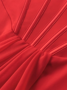 Détails d'une robe corset rouge en mesh avec baleines et textures plissées froncées