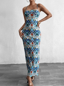 Détail d'une robe longue à imprimé ethnique avec motifs tie-dye et coupe moulante