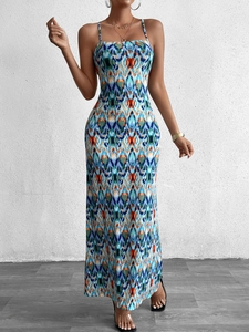 Détail d'une robe maxi à imprimé géométrique bohème avec coupe ajustée et bretelles