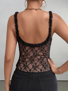 Détail du dos d'un haut en dentelle noire avec mesh floral et encolure profonde en U