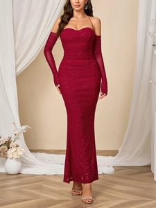 Dettaglio dell'abito glitterato bordeaux in mesh con scollo all'americana e maniche