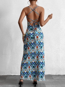 Vue détaillée du dos nu d'une robe longue sexy avec bretelles croisées et imprimé chic