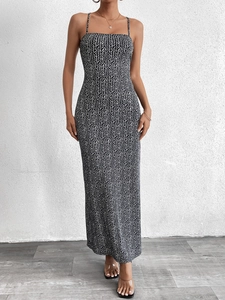 Détail d'une robe nuisette moulante avec motif de blé noir et blanc texturé
