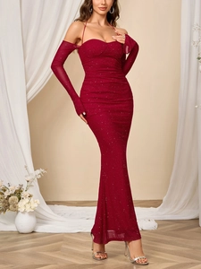 Dettaglio di un abito da sera bordeaux in rete con glitter argento e scollatura halter