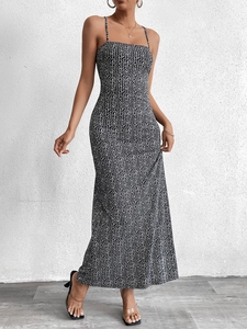 Détail de l'imprimé à chevrons noir et blanc sur cette robe longue à dos nu et bretelles