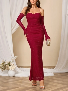Dettaglio dell'abito da sera rosso scuro con paillettes, maniche e bordo a sirena