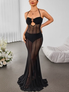 Détail de la robe longue dos nu noire avec anneau découpé et volants en maille fine