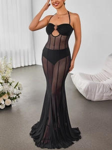Détail de robe longue noire dos nu avec maille filet et anneau métallique décoratif